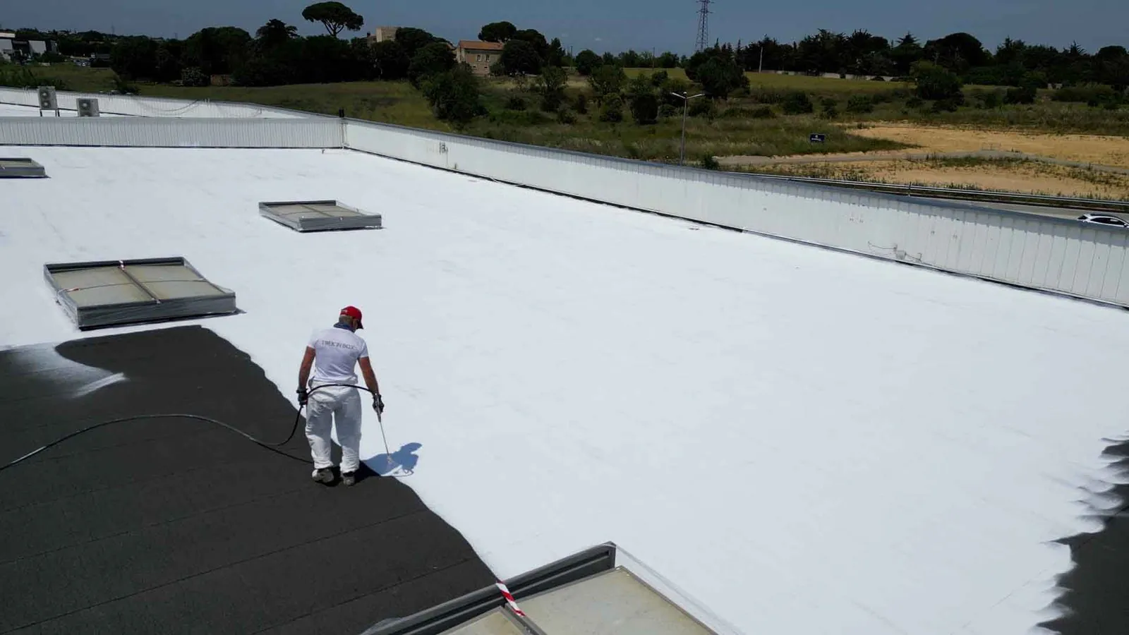 Technicien 2KM appliquant le Cool Roof