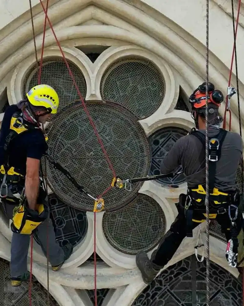 Cordiste 2KM en action sur un chantier en hauteur