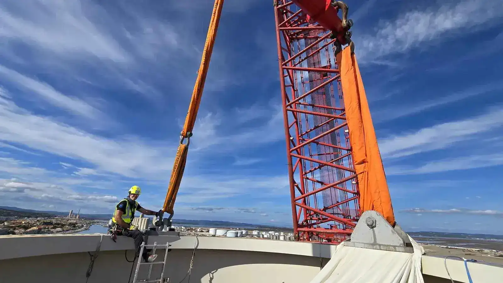 Technicien 2KM lors du montage d'une éolienne