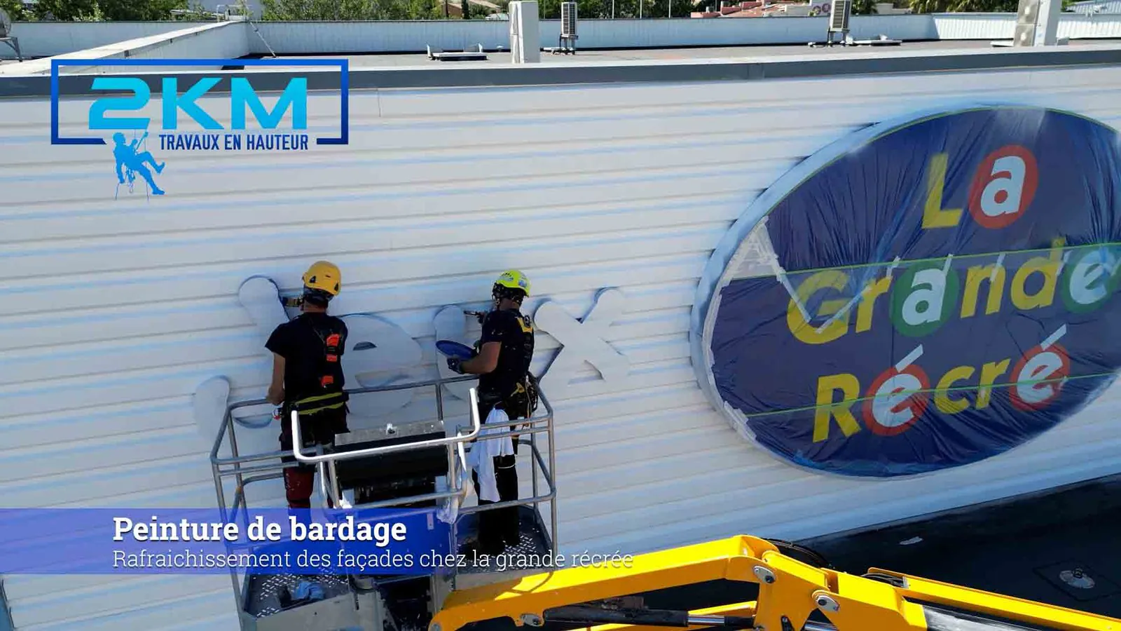 Equipe de cordistes 2KM Peinture Facade en intervention sur un bardage metallique a Beziers