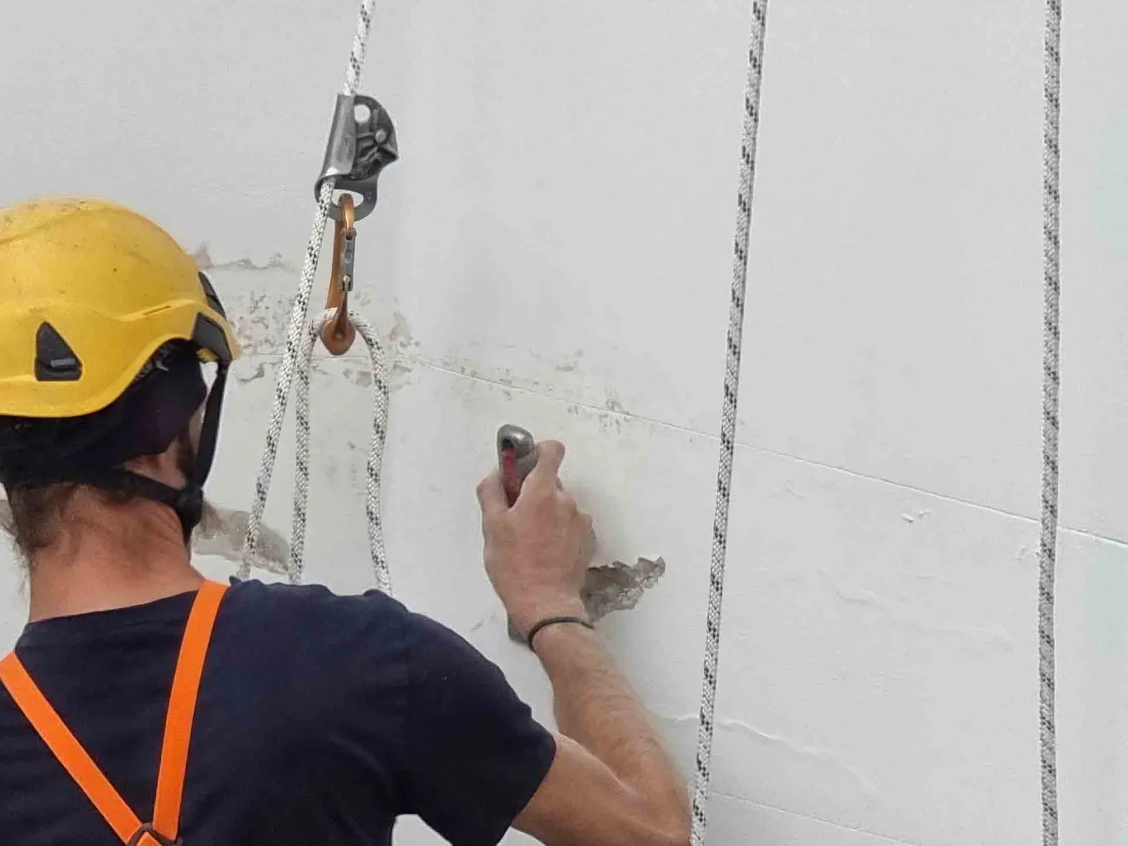 Peinture en interieur par cordiste 2KM - travaux en hauteur