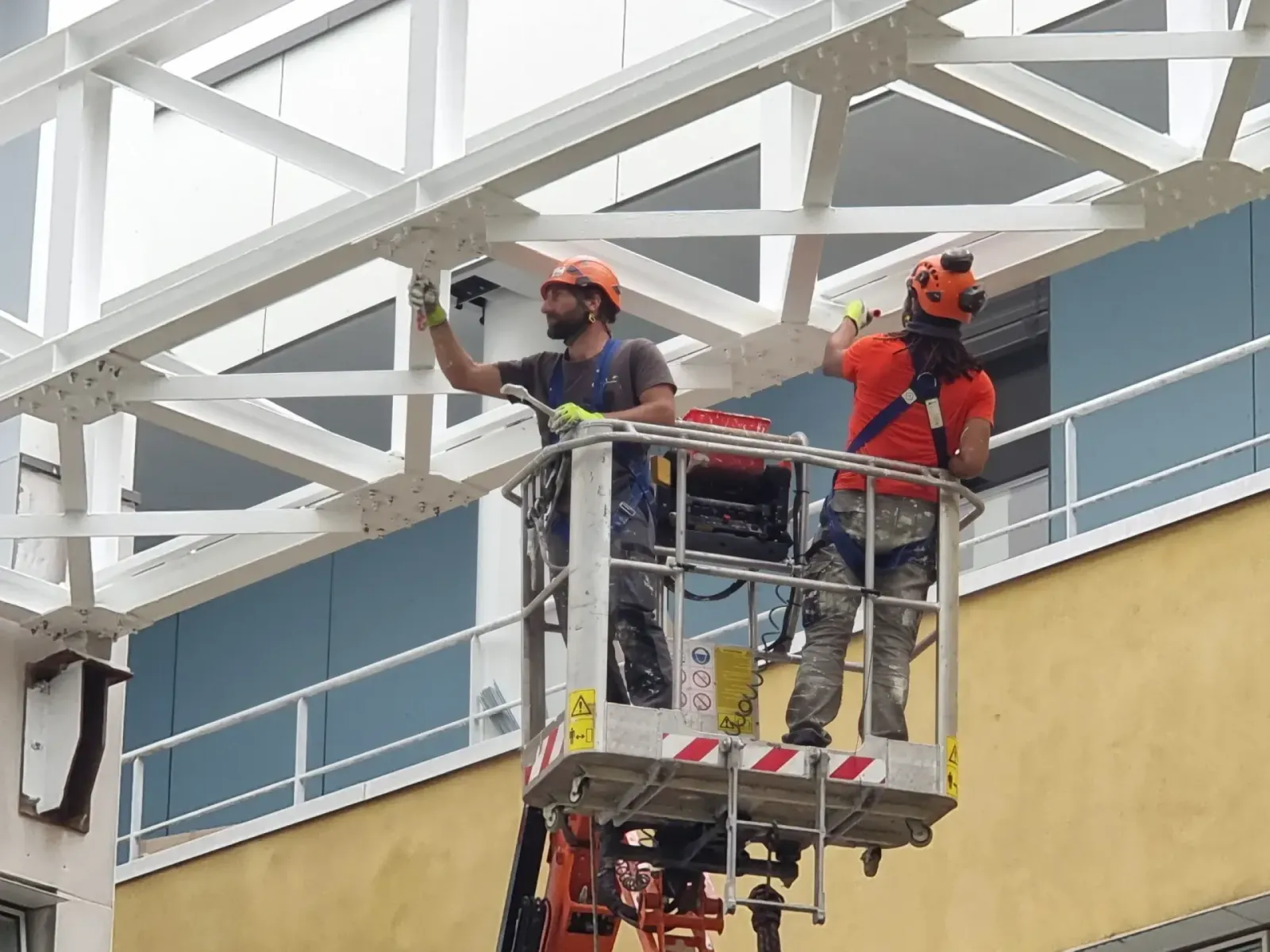 Cordiste peintre sur passerelle - intervention en hauteur 2KM
