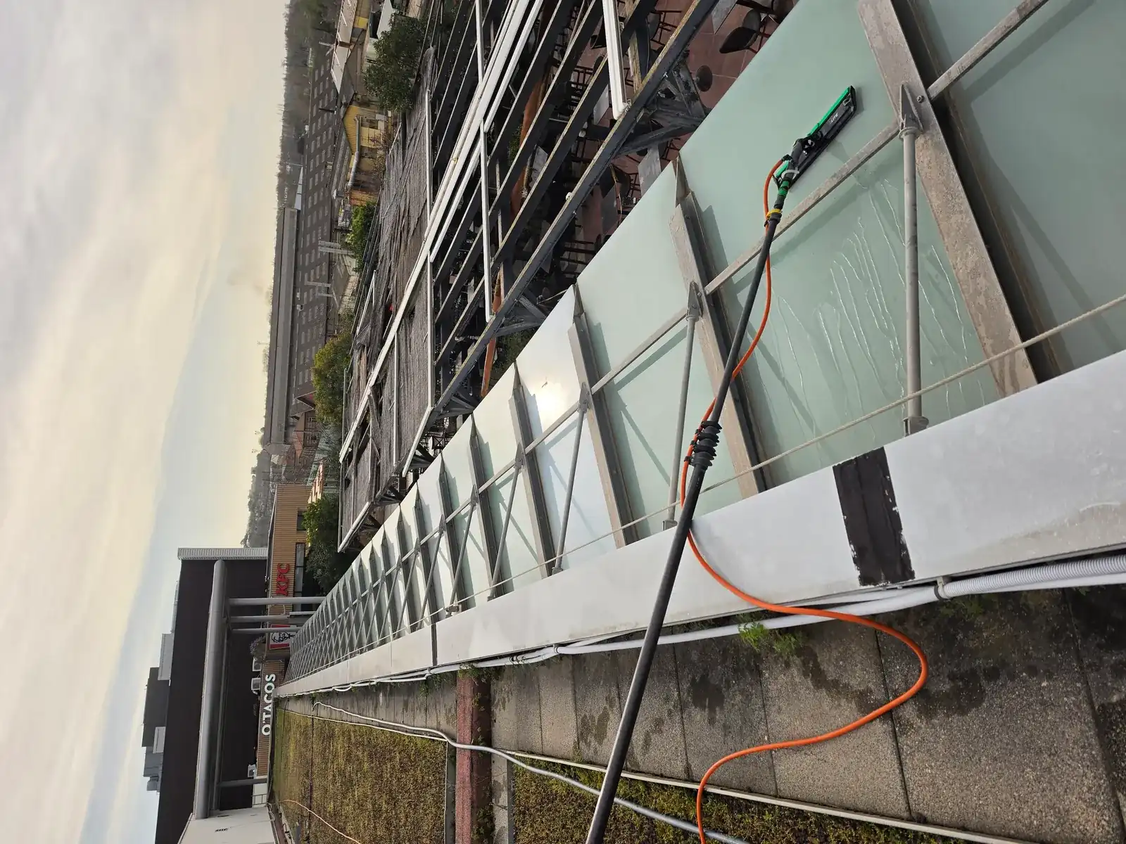 Nettoyage des marquises au niveau restaurant du Polygone Beziers a la perche et eau pure