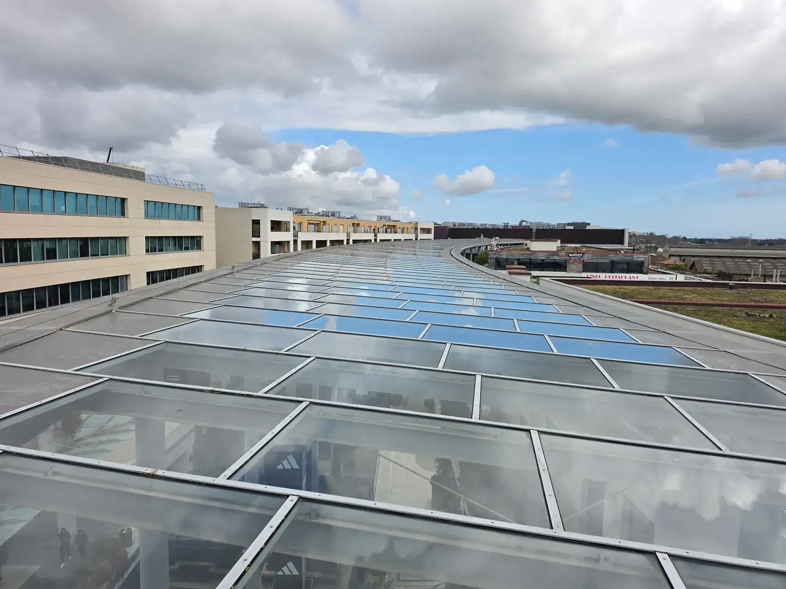 Vue aerienne de la verriere du centre commercial Polygone Beziers nettoyee par 2KM