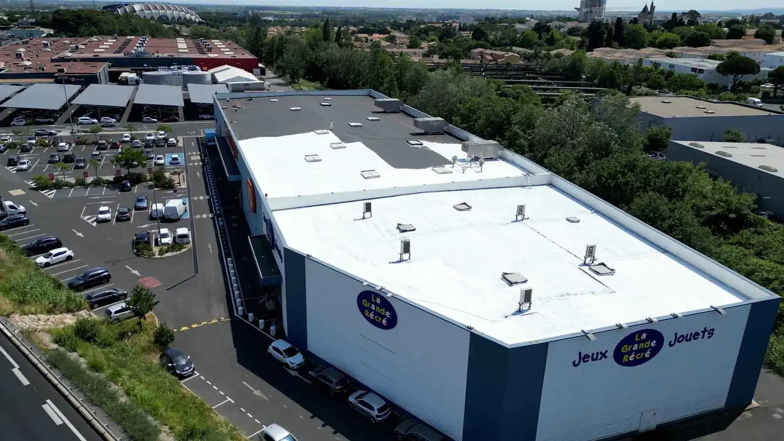 Toit blanc reflechissant Cool Roof sur magasin La Grande Recree par 2KM