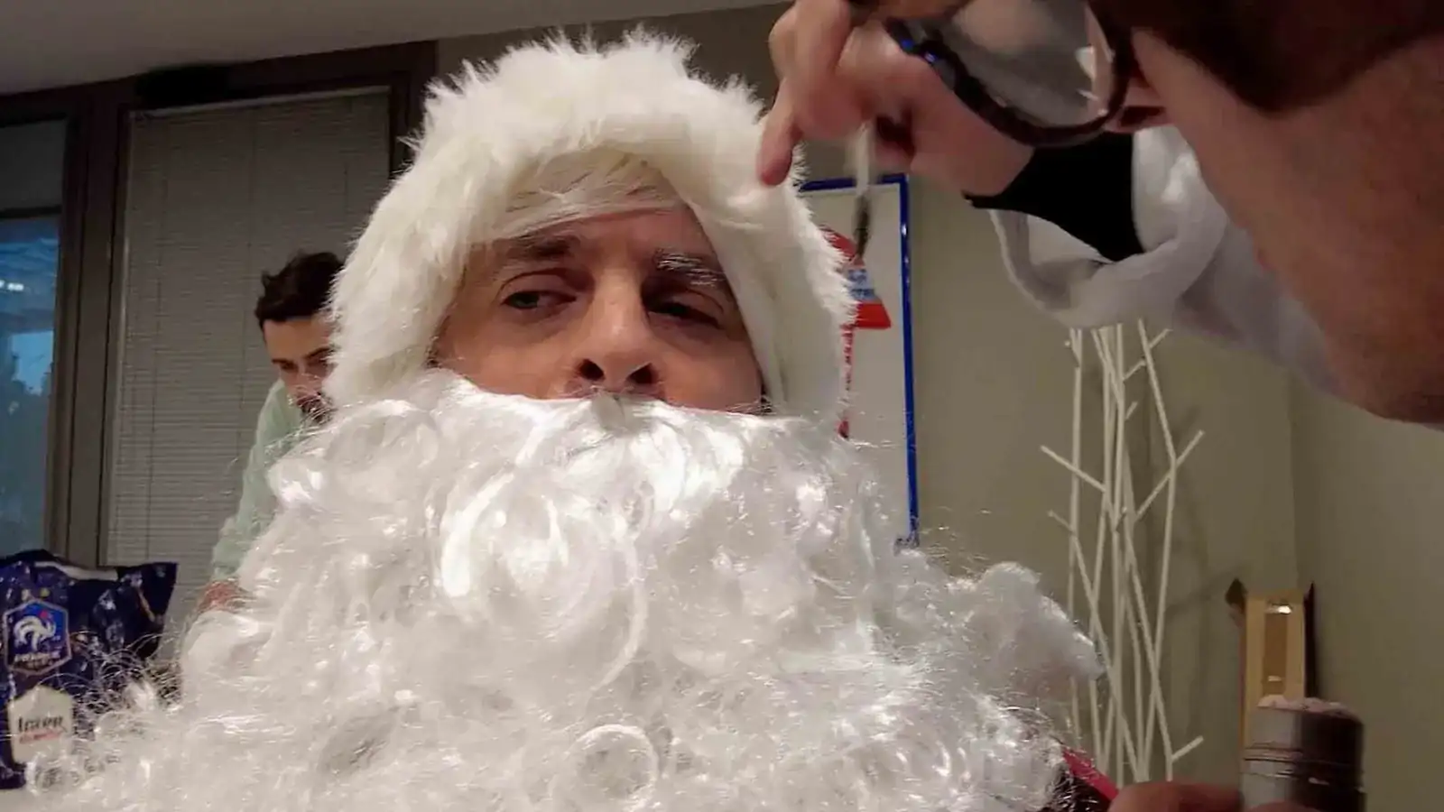 Préparation et maquillage du Père Noël cordiste