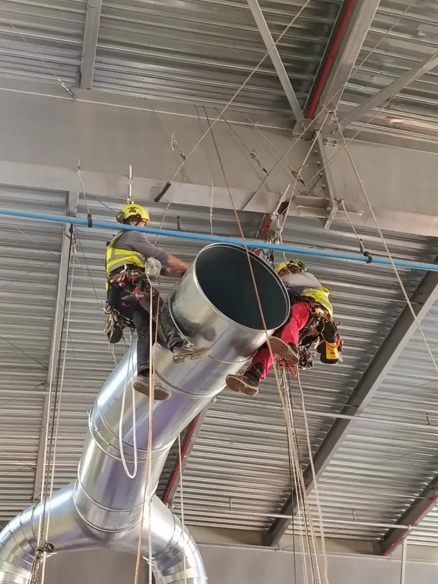 Installation de gaine en hauteur