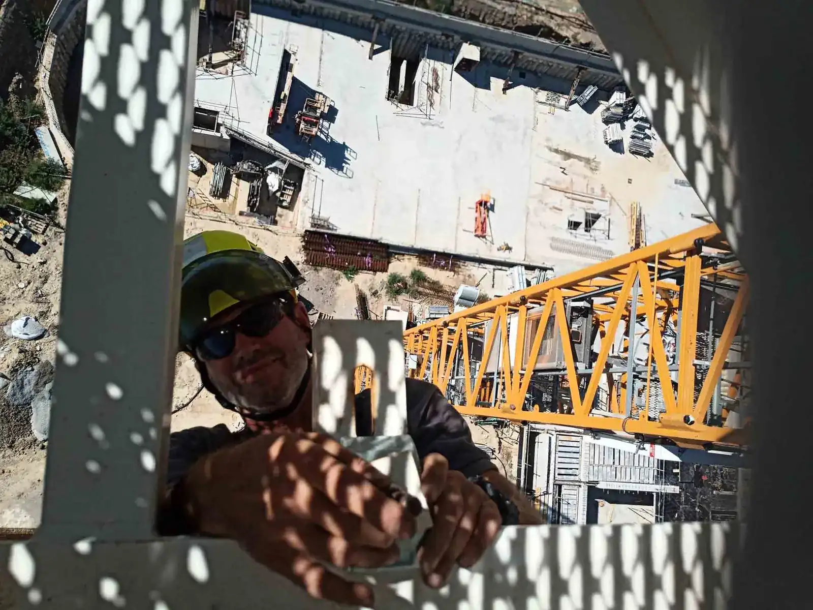 Montage enseigne sur grue à 60m