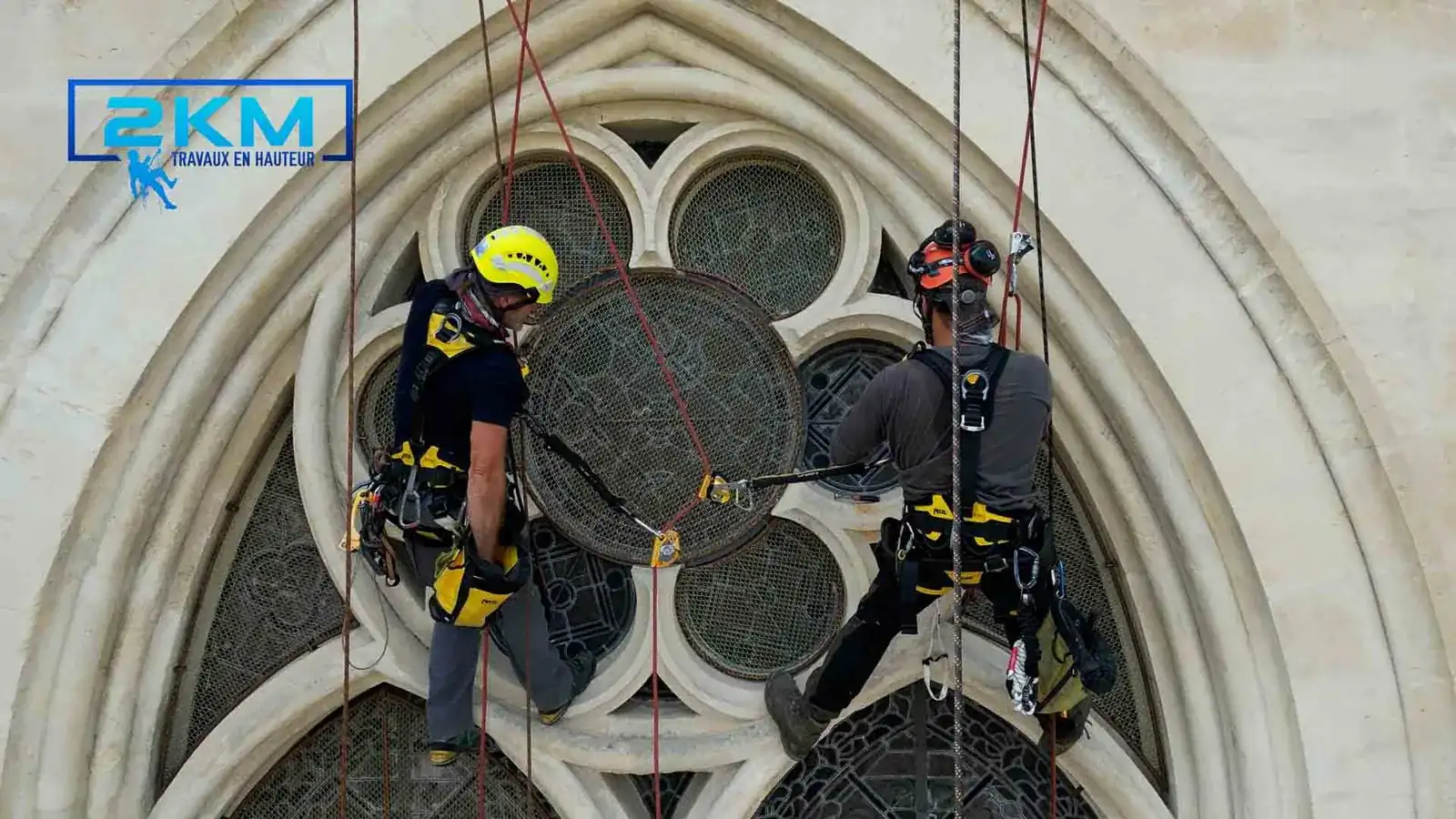 Deux cordistes 2KM travaillant sur les vitraux de la Cathedrale Saint-Pierre de Montpellier