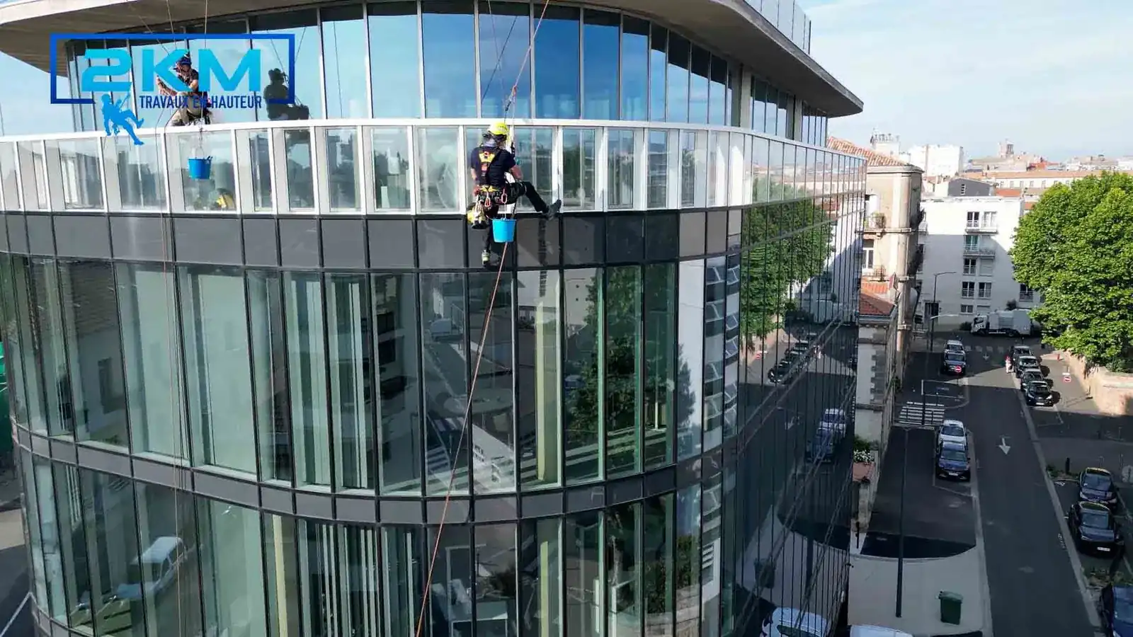 Cordiste 2KM en nettoyage de vitres en hauteur