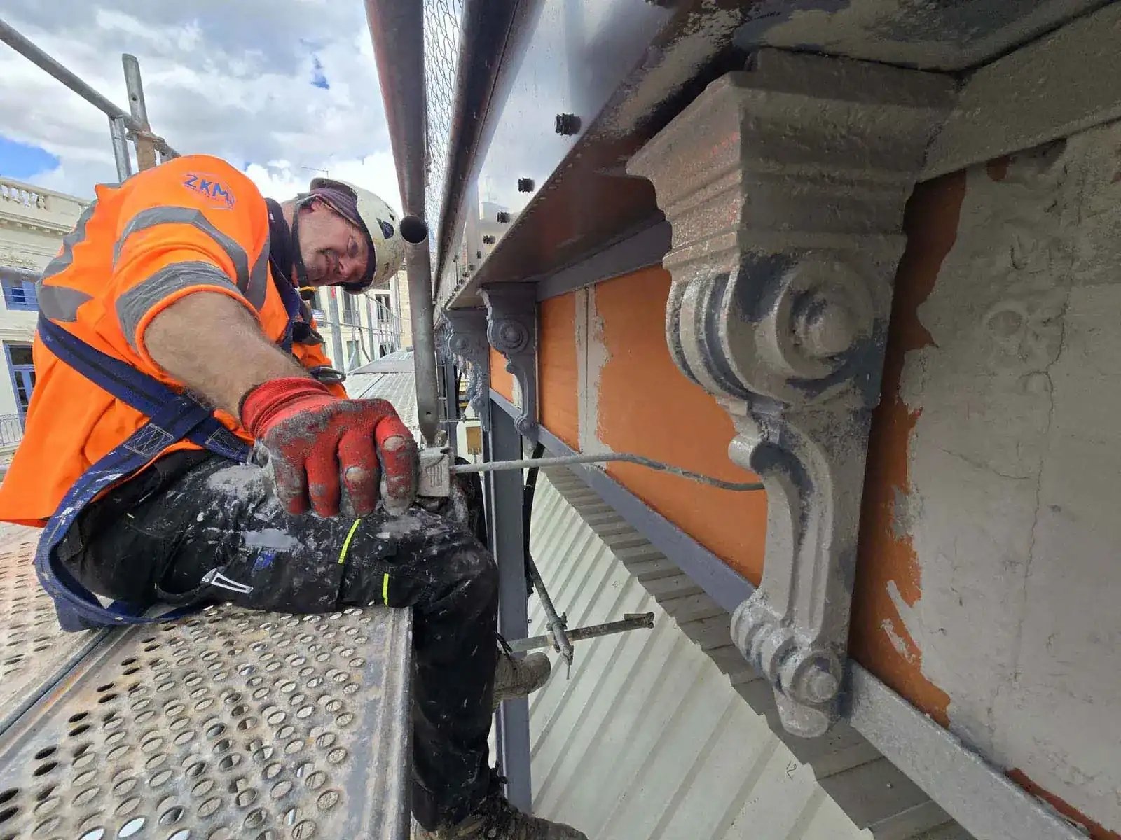 Cordiste peintre aux Halles de Béziers — peinture sur structure métallique