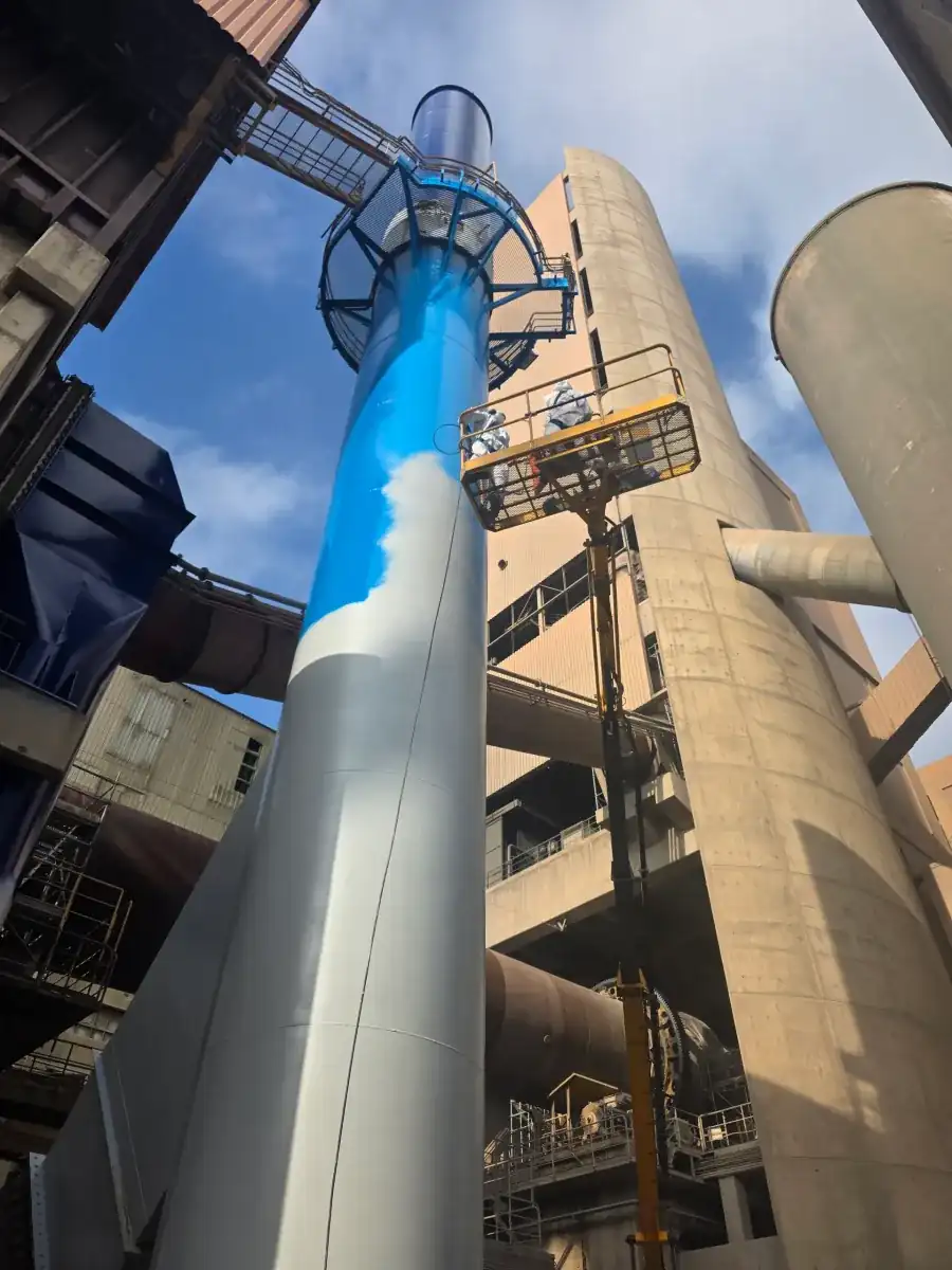 Cordiste peintre chez Lafarge